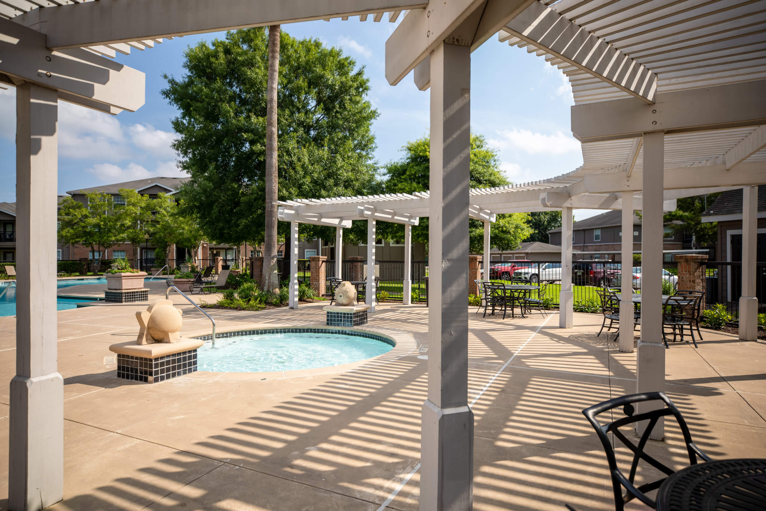 Image of swimming pool and patio space at Memorial Heights.